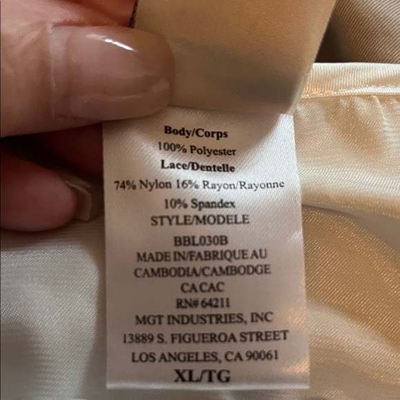 Luxurious Cream Lace-Trimmed Robe - Picture 10 of 10